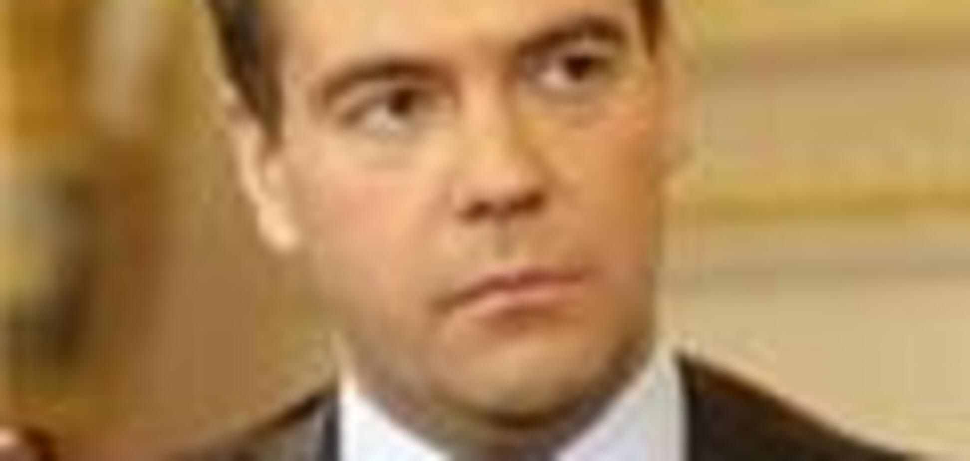 Медведєв скоротить видобуток нафти в РФ