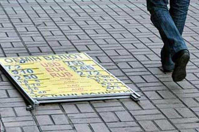 Гривня стрімко падає 