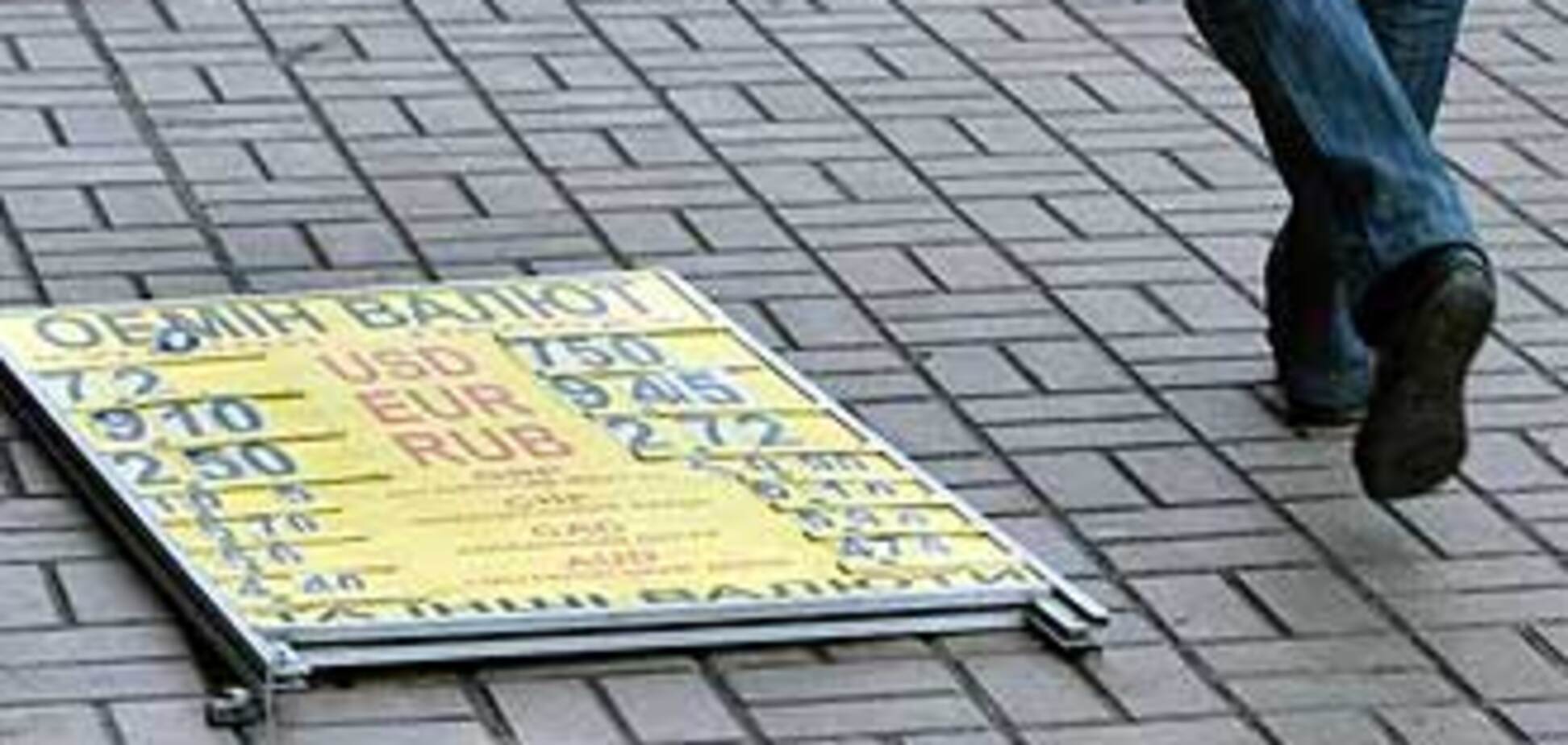 Гривня стрімко падає