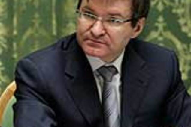 Гривню пора відв'язувати від долара, він тягне її на дно