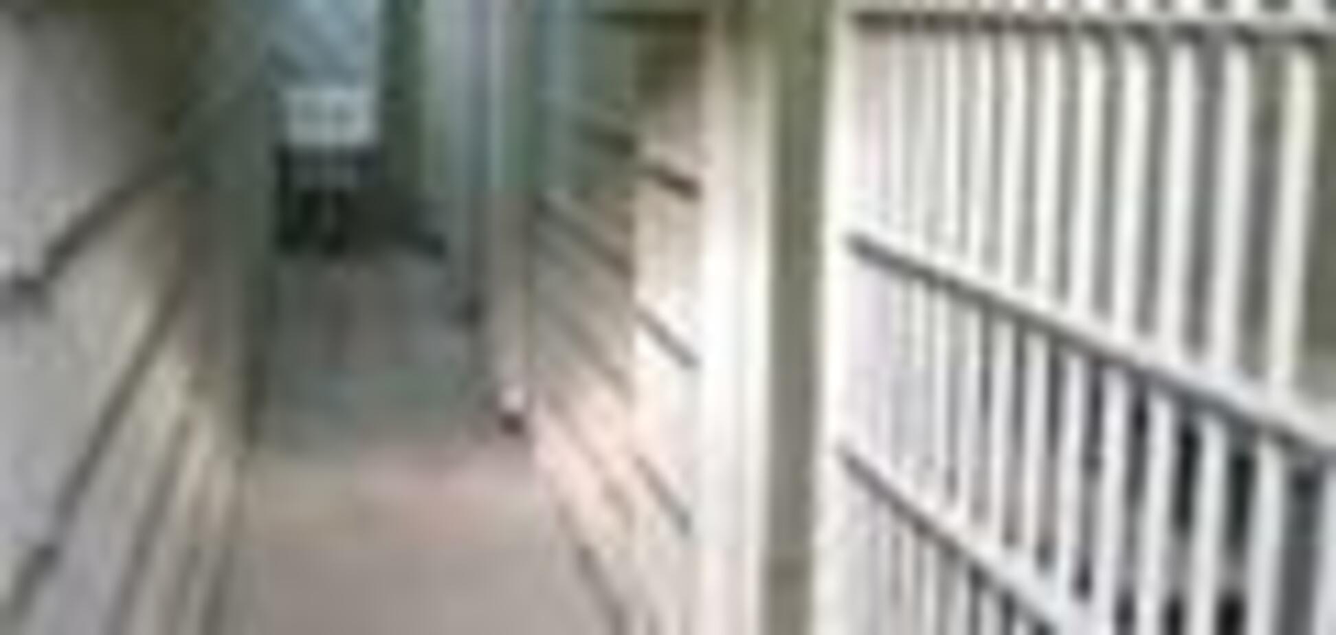 Более 100 зеков сбежали из тюрьмы