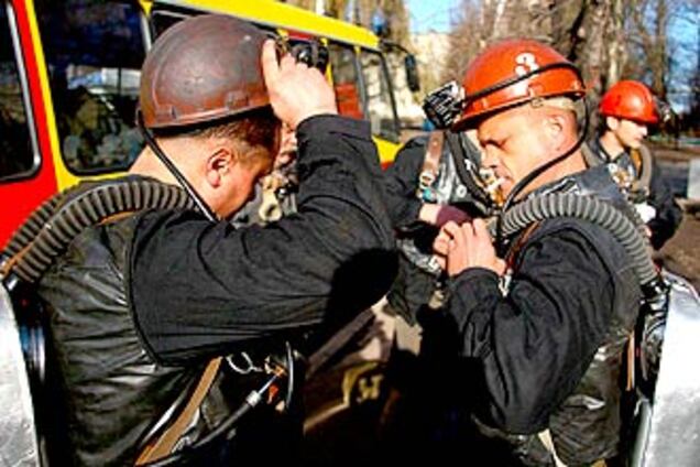 На луганской шахте пятые сутки тушат пожар