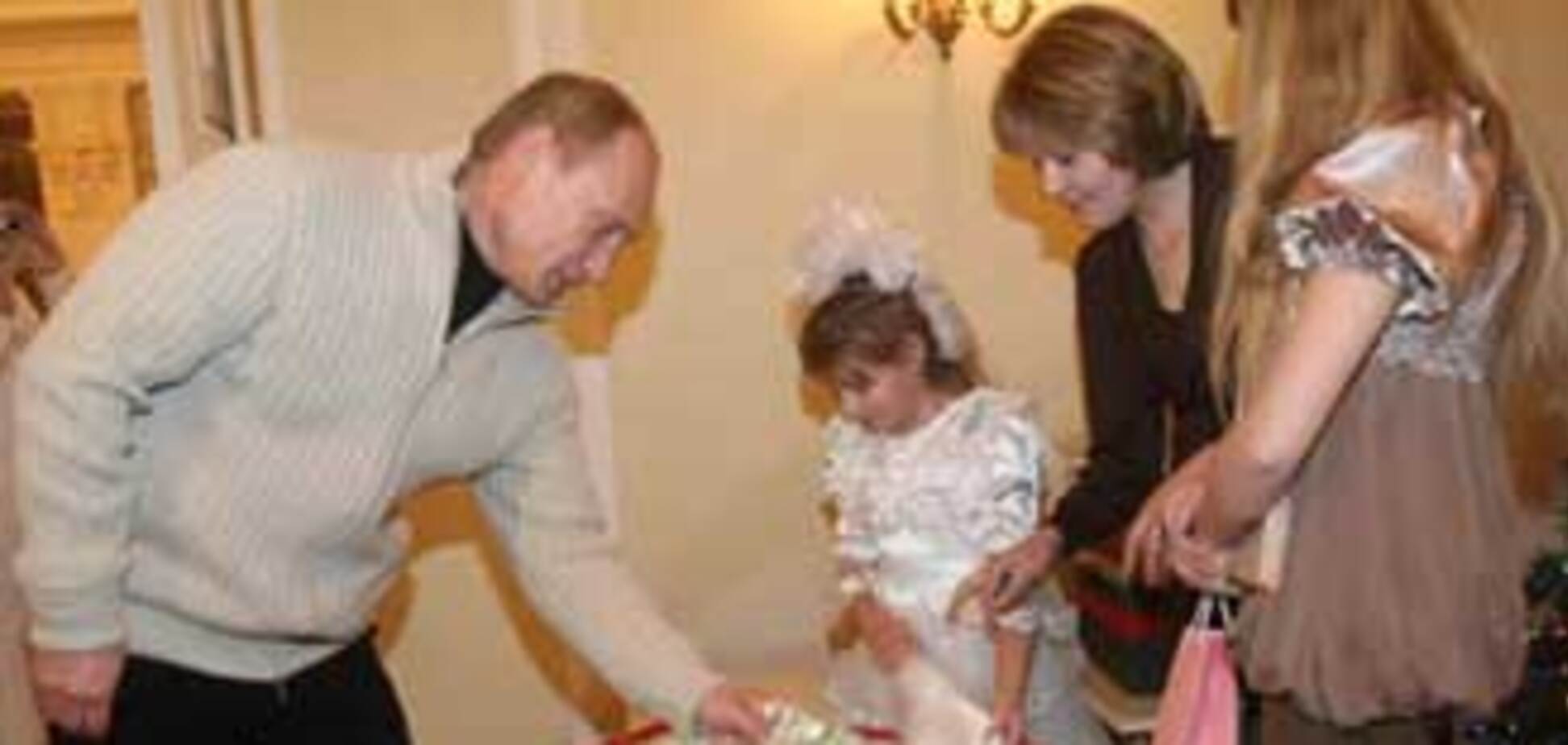 Путин выбрал для встречи Нового года кремовое платье