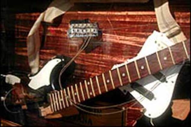 Розбиту гітару Курта Кобейна продали за 100 тисяч доларів