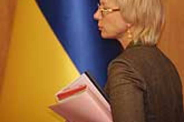 Поднимать зарплаты с Нового года правительству не на что