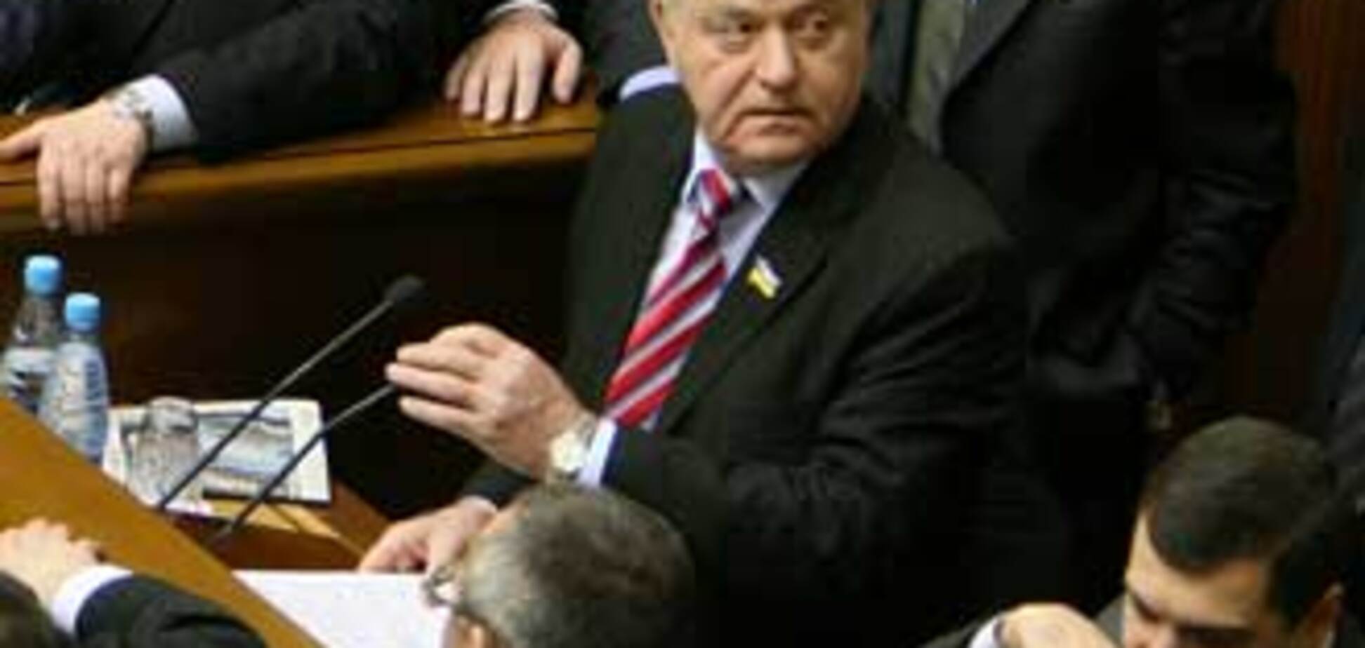 Регионалы блокировали трибуну Рады