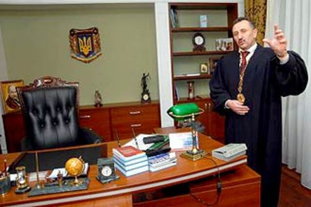 В кабинете Зварича снимали порнофильмы