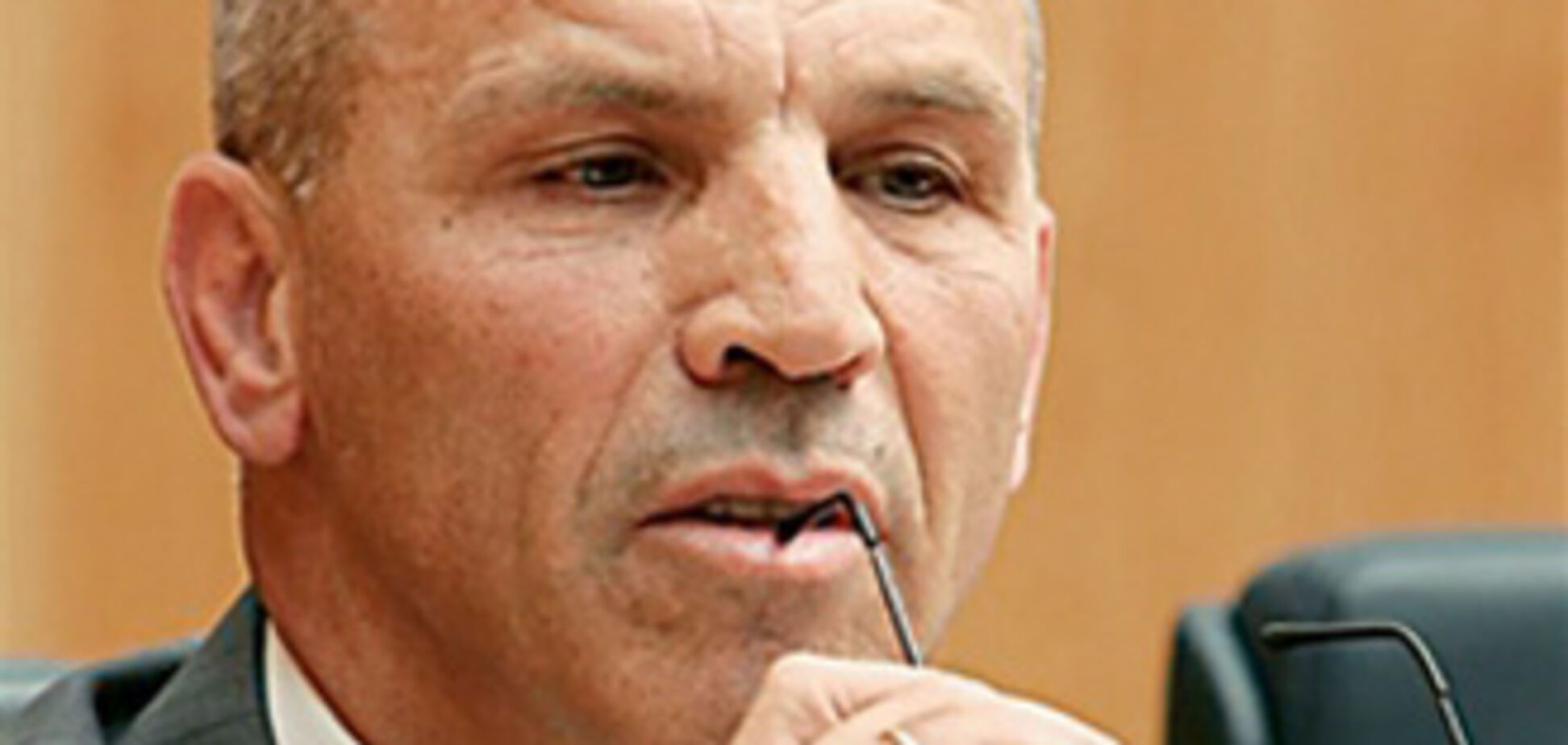 Глава КС получает скромную зарплату и надеется на политиков