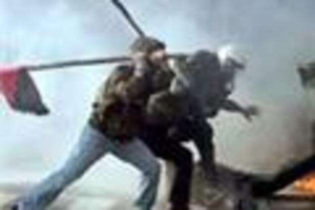 В Афінах демонстранти спалили гігантську новорічну ялинку