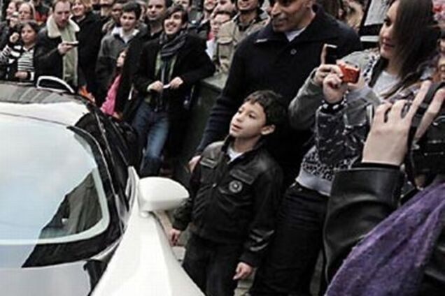 Угадайте,для чего собрались все эти люди в центре Манчестера