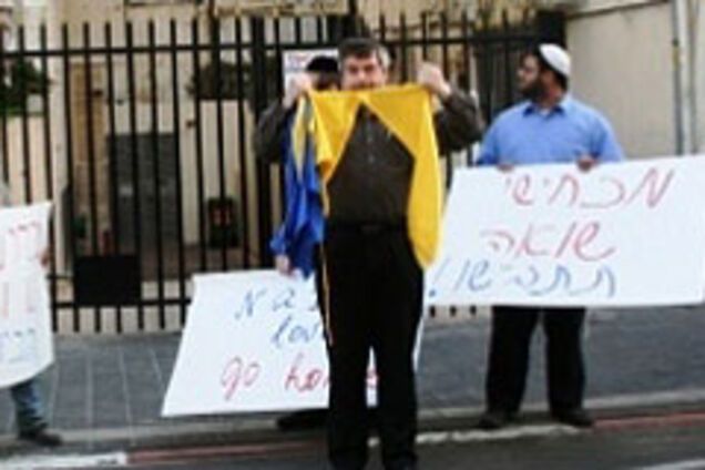 Из-за Ющенко поглумились над украинской символикой 