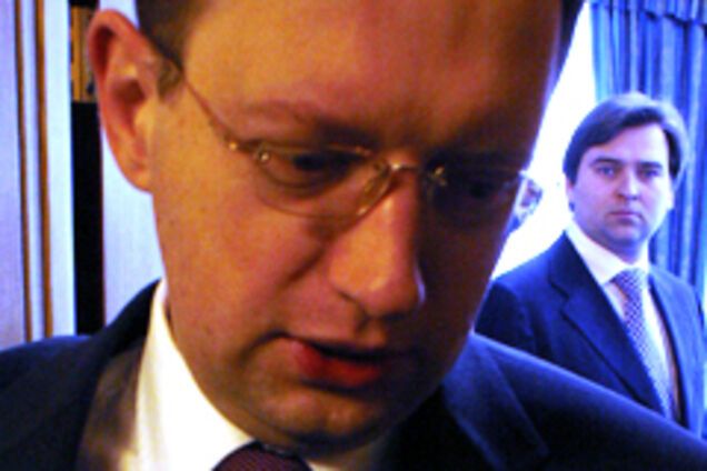 Яценюк сбежал от депутатов