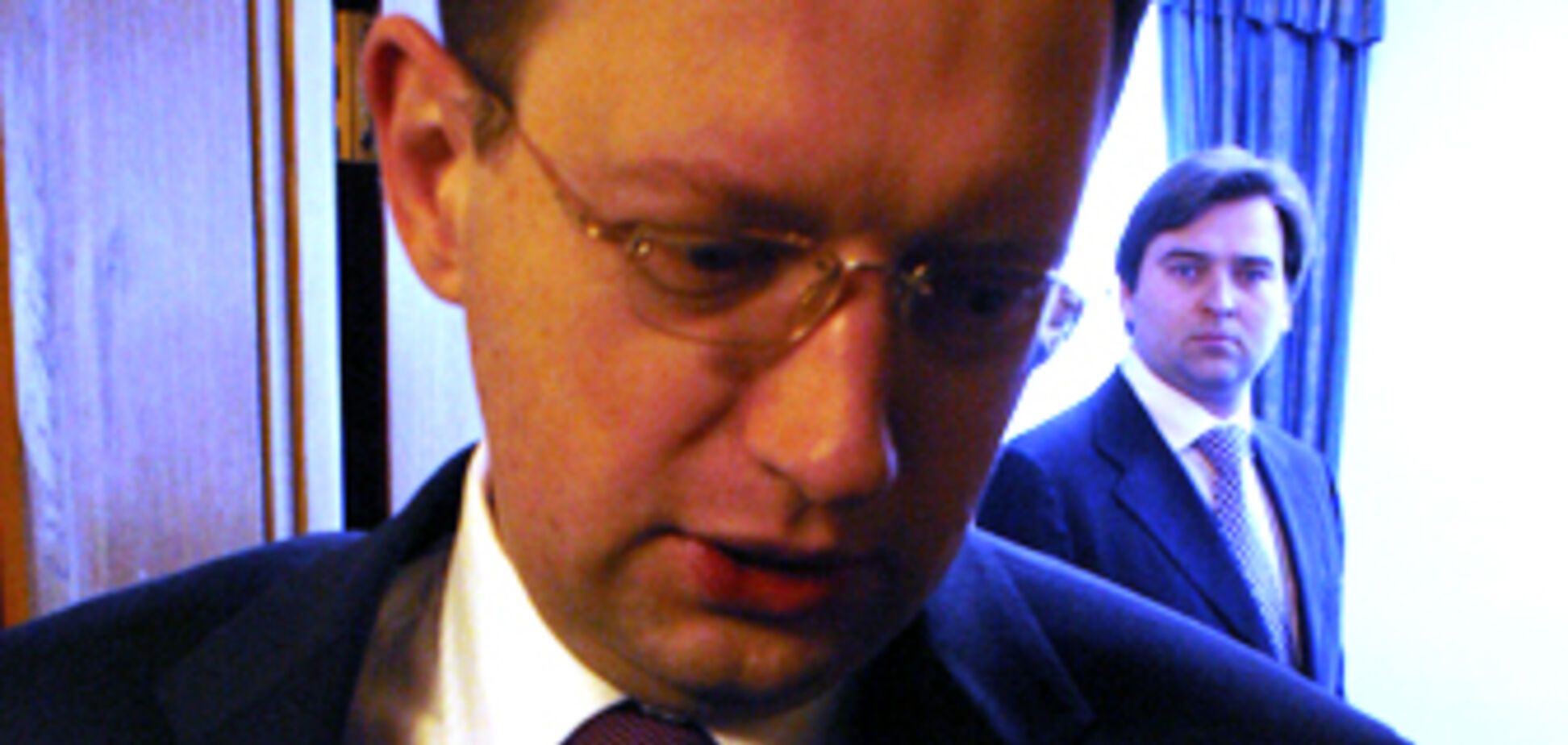 Яценюк сбежал от депутатов