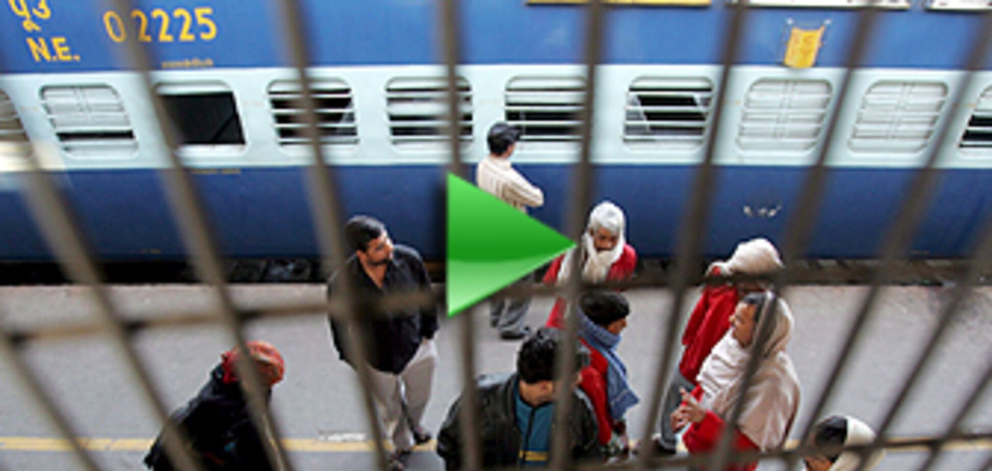 Під потягом загинуло 16 осіб