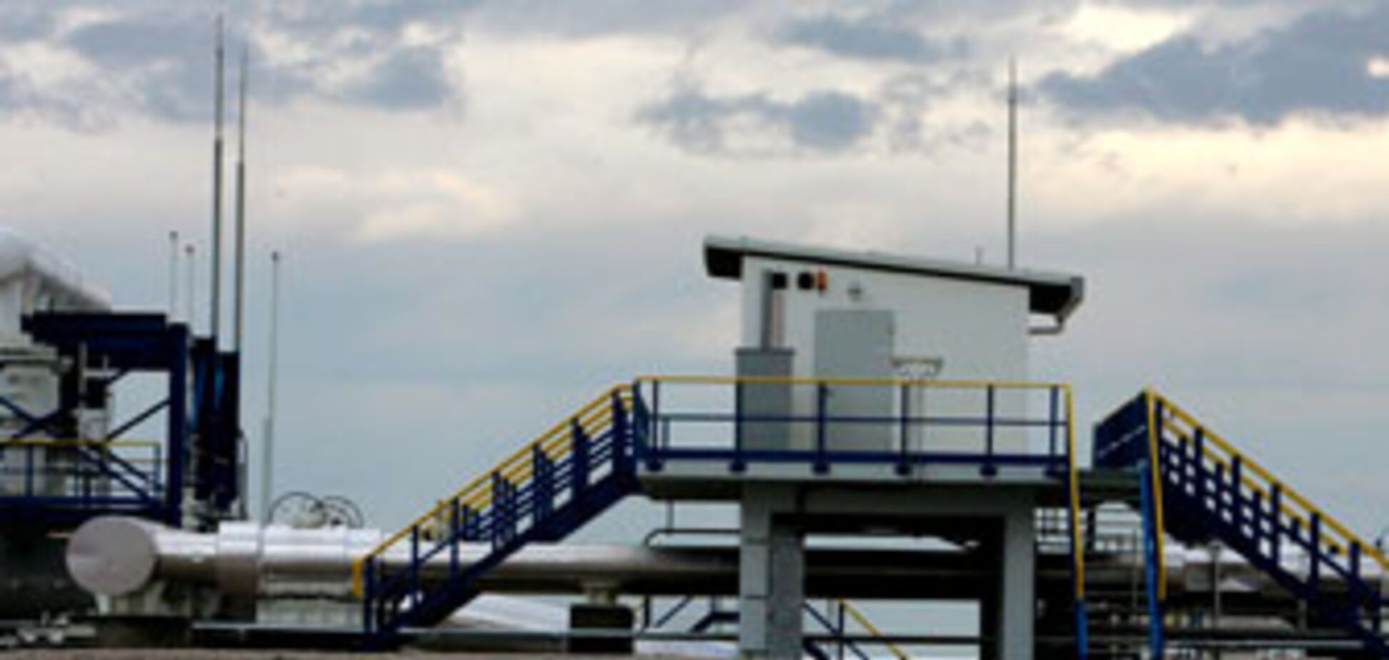 Сильный пожар охватил платформу