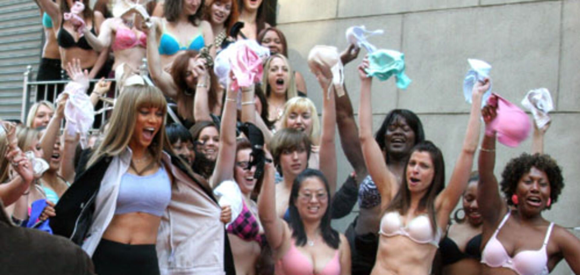 Модель Тайра Бенкс і її подруги публічно спалили ліфчики