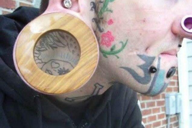 Это ж надо было так себя нафаршировать. Самый тюнинг-фрик