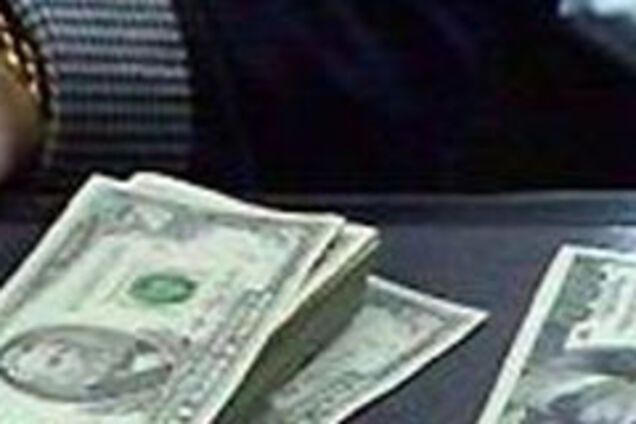 Мужчина раздает свои сбережения первым встречным