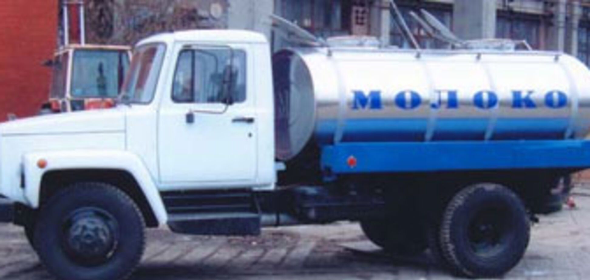 У ДТП розлилося отруйна молоко