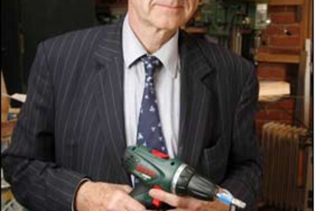 Британский хирург оперирует украинцев при помощи дрели