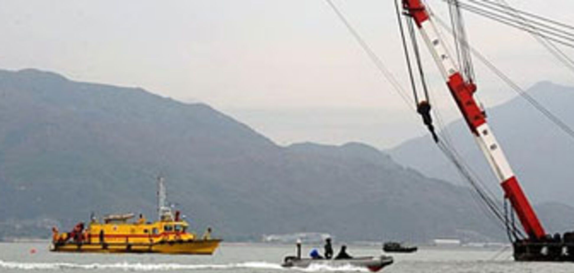 С украинского судна подняли тела