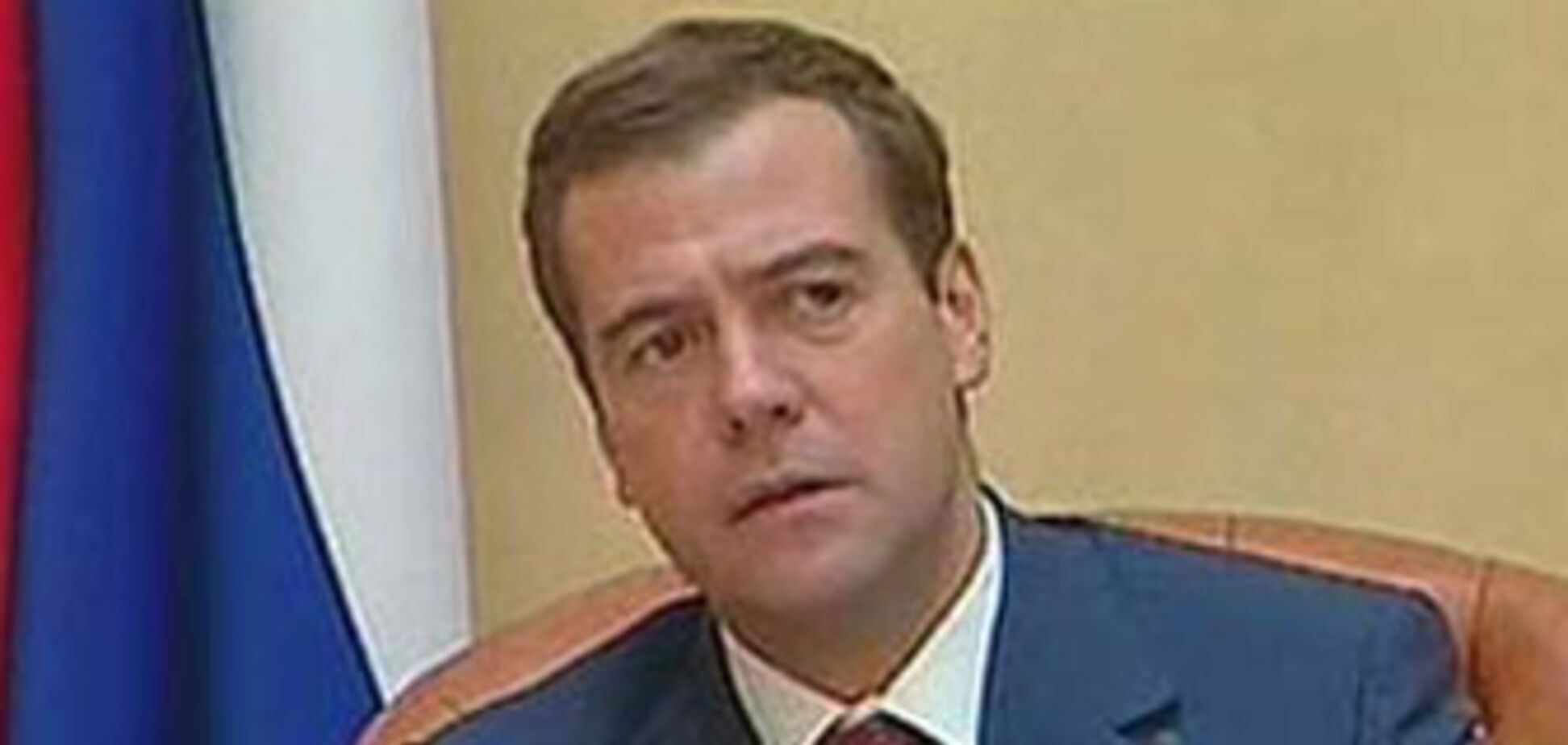 Тихоню Медведева жена заставила заняться йогой