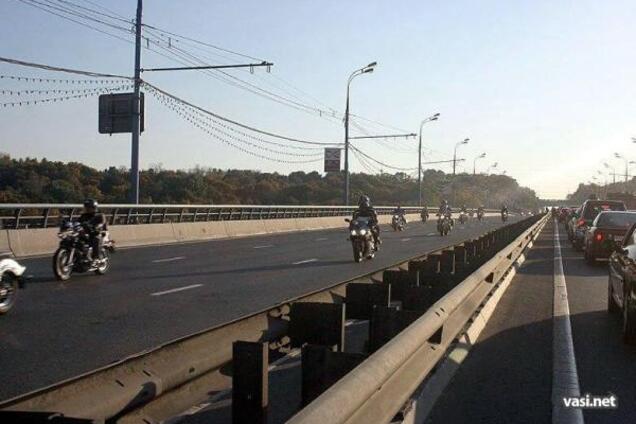 Ноги в спицях, зуби в касках.Грандіозний краш натовпу байкерів