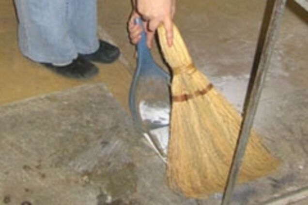 В женский праздник мужчины-космонавты будут драить полы