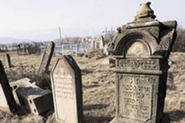 Донецькі школярки розгромили кладовище