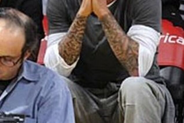 Пока Виктория не видит, Дэвид проедает глазами трусики девок