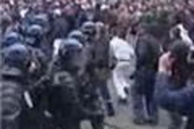 Паризька молодь обливається сльозами