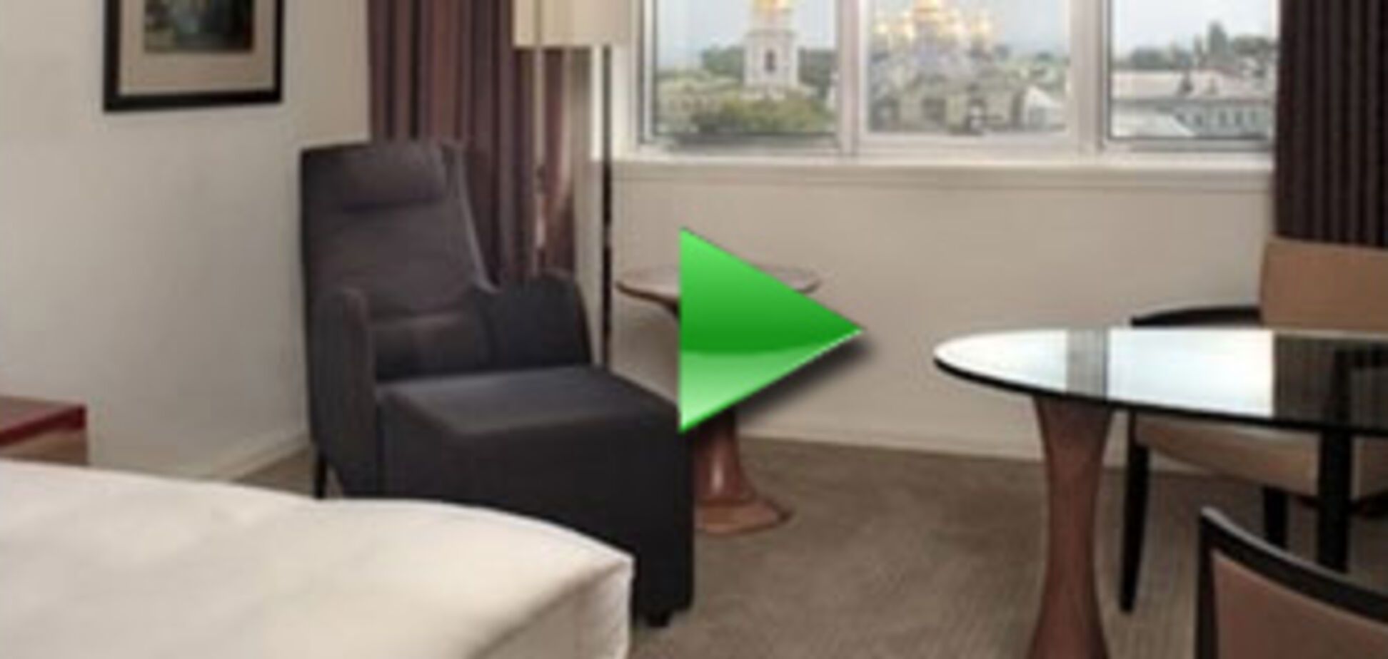 Чому над Бушем посміювалися співробітники готелю?