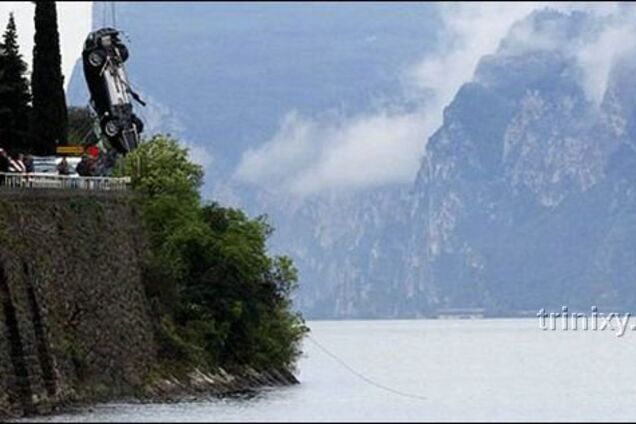 Астон Мартін Бонда потонув і відновленню не підлягає
