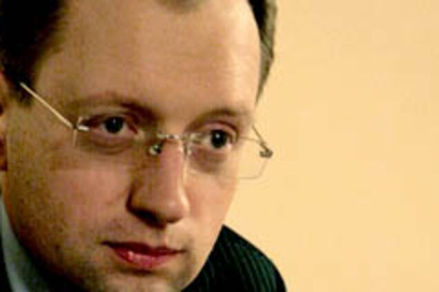 Решение по Конституции задерживает Яценюк