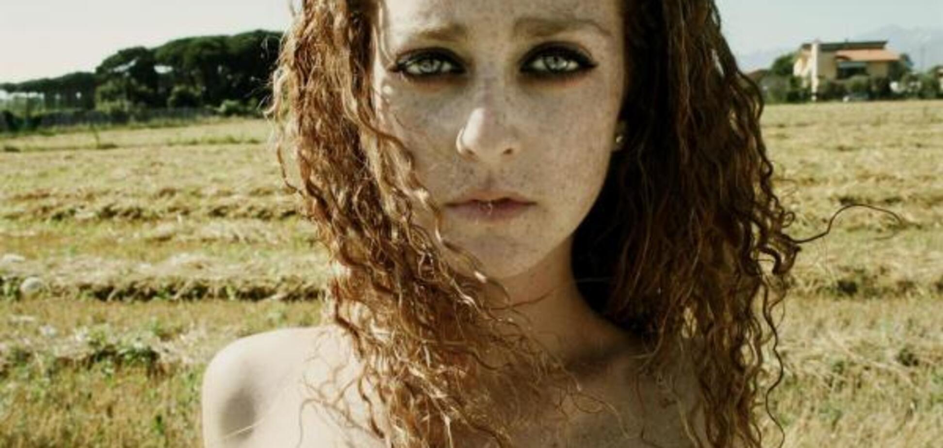 Сексуальная и конопатая убила дедушку лопатой...