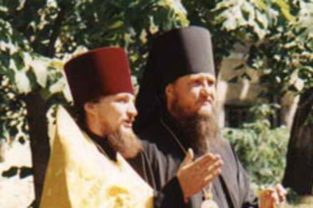 Священник сбрасывал с лестницы рабочих и избивал журналиста