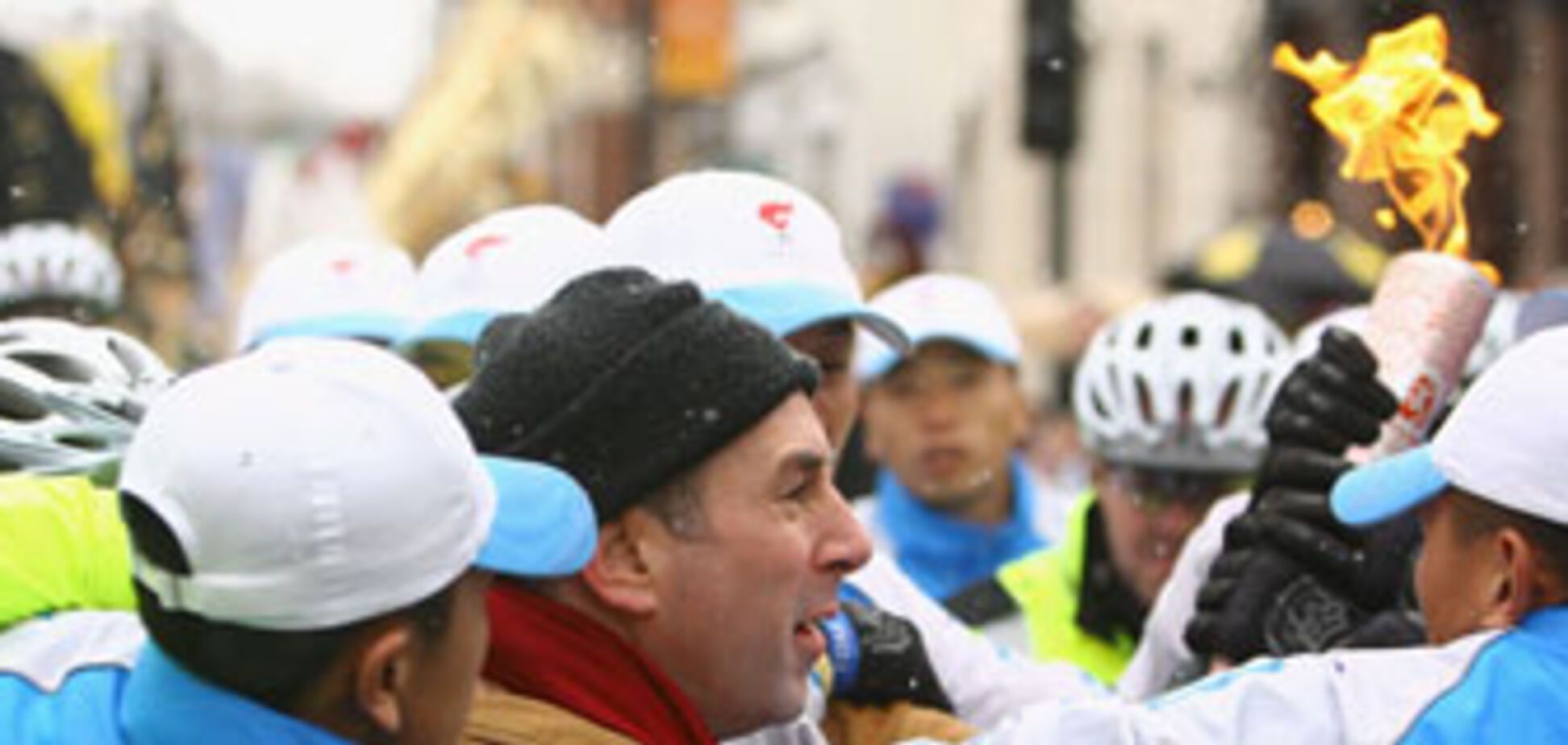 Олимпийский факел чуть не потушили огнетушителем