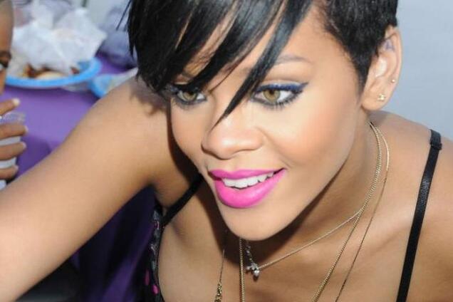 Сексуальная штучка.Декольте певицы Рианны. Чтобы наклоняться