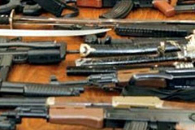 Дачница виявила в погребі склад зброї