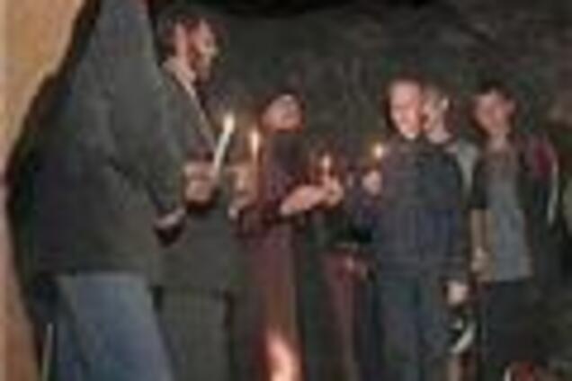 Тела двух умерших затворниц вынесли из пещеры