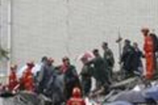 Из-под обломков китайской школы извлекли 360 живых детей