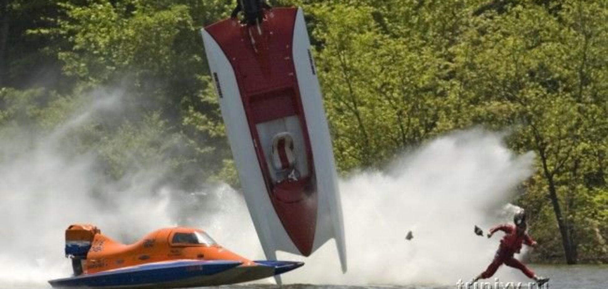 Жесть. Пройтись по воде и быть сбитым моторкой...