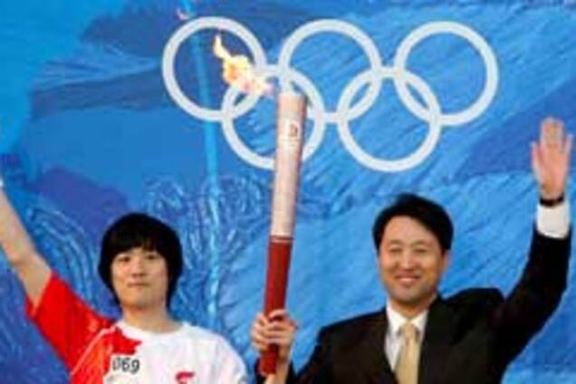 Эстафета Олимпийского огня возобновилась после траура