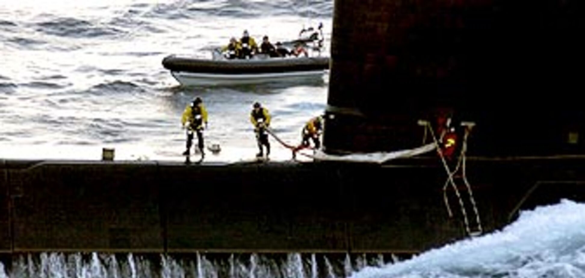 Британская атомная подлодка врезалась в скалы