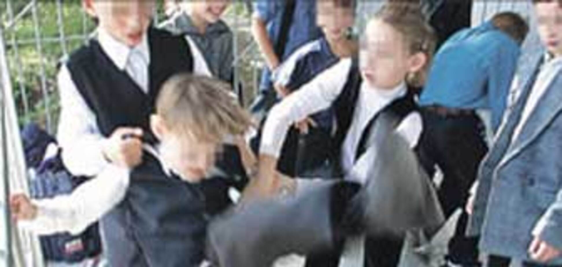 С первоклашки стянули штаны и плясали на его животе