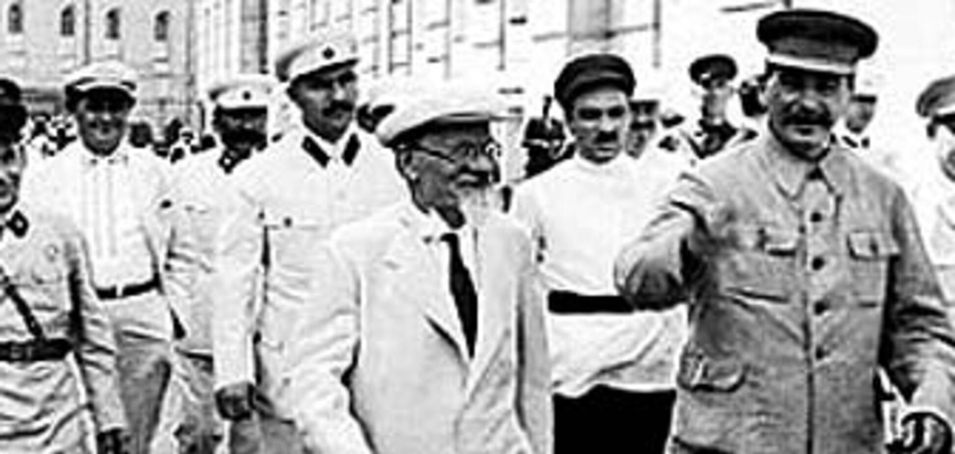 Стіл, на якому бавився з балеринами Михайло Калінін ...