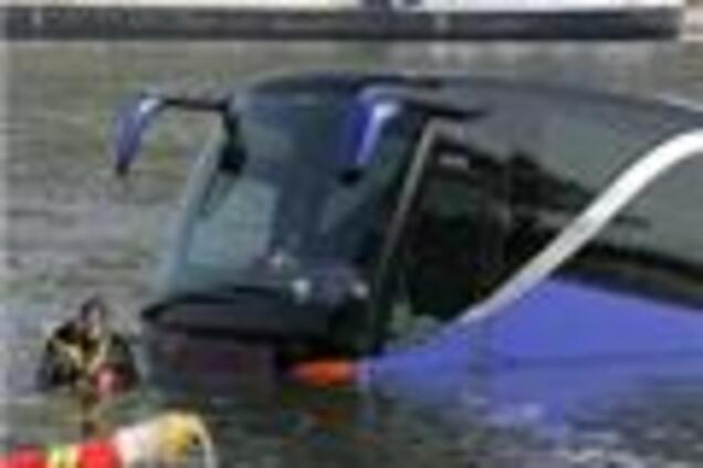 В Индии автобус упал в реку, жертв более 40