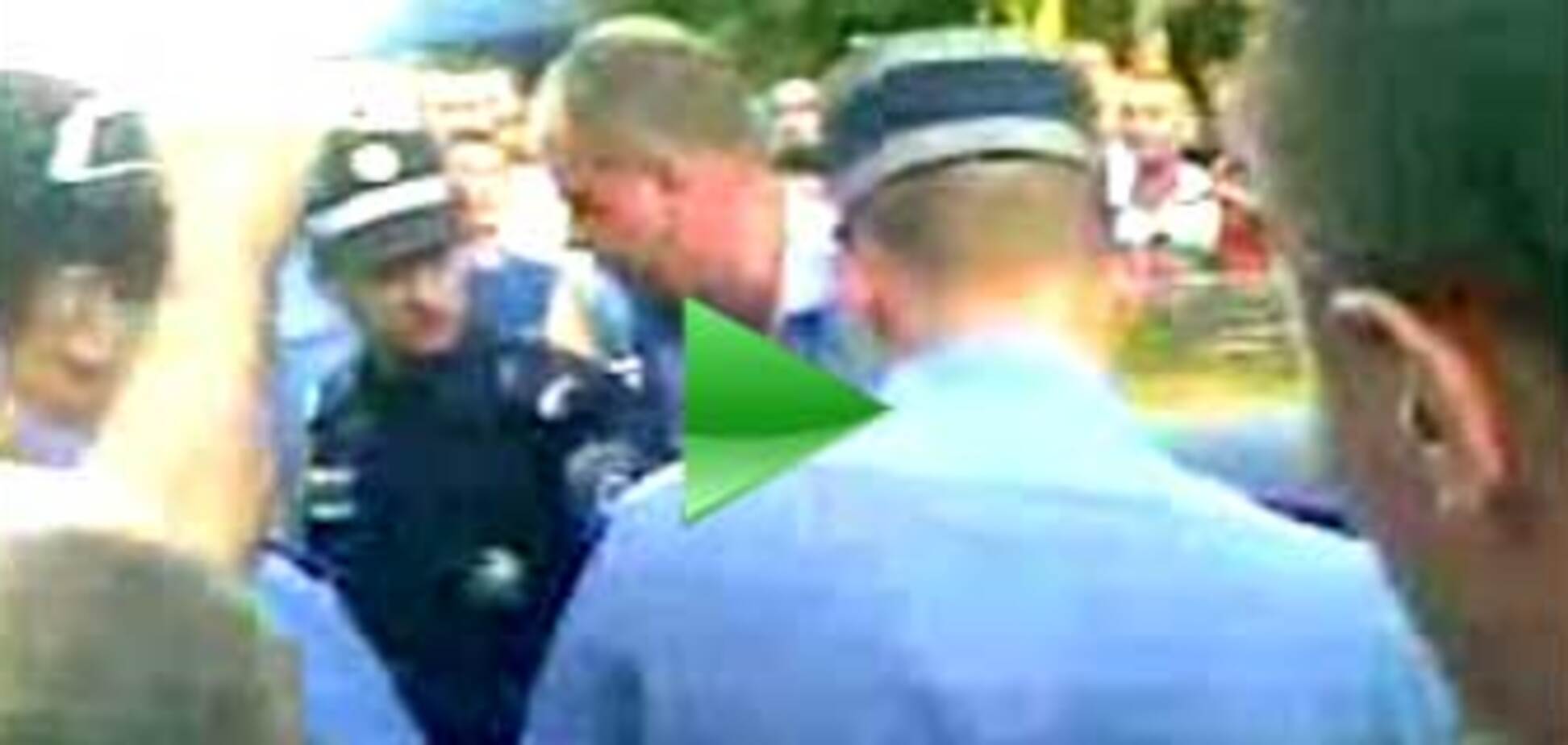 Толпа едва не линчевала пьяного гаишника, виновного в ДТП