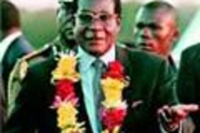 Президента Зимбабве лишили звания доктора