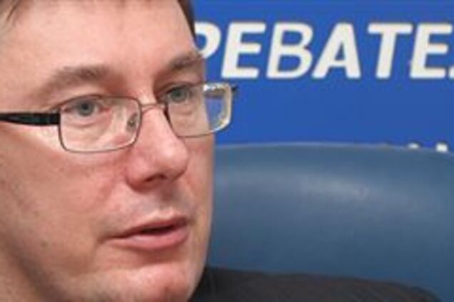 Луценко отправляет лысого Довгого в армию